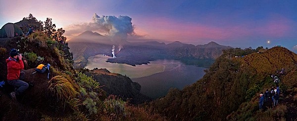 _image_4d0b979ccadcbb6a0e010000-915_this-image-by-aaron-lim-boon-teck-which-captures-indonesian-volcano-gunug-rinjani-erupting-in-the-distance-was-declared-the-overall-winner-for-2010.jpg